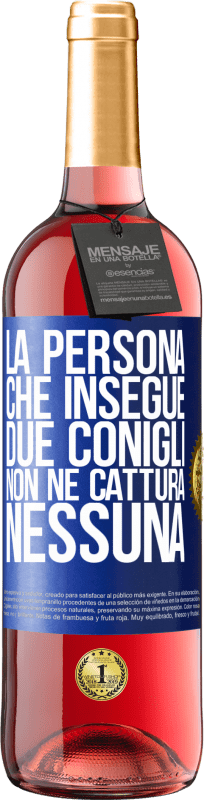 29,95 € | Vino rosato Edizione ROSÉ La persona che insegue due conigli non ne cattura nessuna Etichetta Blu. Etichetta personalizzabile Vino giovane Raccogliere 2024 Tempranillo