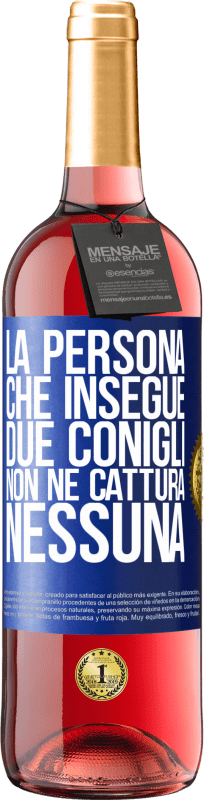 29,95 € Spedizione Gratuita | Vino rosato Edizione ROSÉ La persona che insegue due conigli non ne cattura nessuna Etichetta Blu. Etichetta personalizzabile Vino giovane Raccogliere 2025 Tempranillo