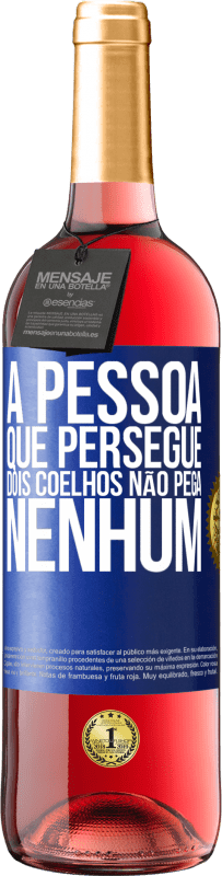 29,95 € Envio grátis | Vinho rosé Edição ROSÉ A pessoa que persegue dois coelhos não pega nenhum Etiqueta Azul. Etiqueta personalizável Vinho jovem Colheita 2024 Tempranillo