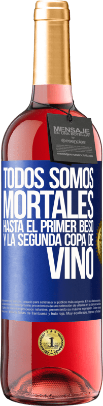 29,95 € Envío gratis | Vino Rosado Edición ROSÉ Todos somos mortales hasta el primer beso y la segunda copa de vino Etiqueta Azul. Etiqueta personalizable Vino joven Cosecha 2025 Tempranillo