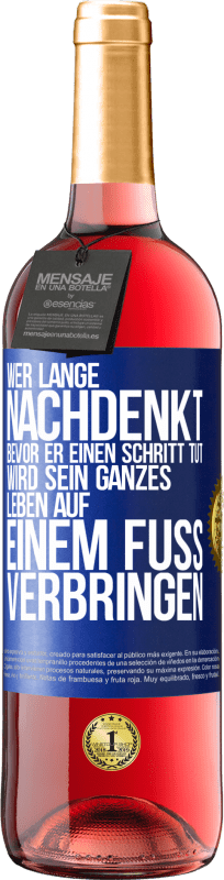 29,95 € | Roséwein ROSÉ Ausgabe Wer lange nachdenkt, bevor er einen Schritt tut, wird sein ganzes Leben auf einem Fuß verbringen Blaue Markierung. Anpassbares Etikett Junger Wein Ernte 2024 Tempranillo