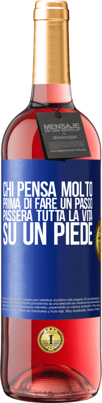 29,95 € Spedizione Gratuita | Vino rosato Edizione ROSÉ Chi pensa molto prima di fare un passo, passerà tutta la vita su un piede Etichetta Blu. Etichetta personalizzabile Vino giovane Raccogliere 2024 Tempranillo