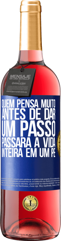 29,95 € | Vinho rosé Edição ROSÉ Quem pensa muito antes de dar um passo, passará a vida inteira em um pé Etiqueta Azul. Etiqueta personalizável Vinho jovem Colheita 2024 Tempranillo