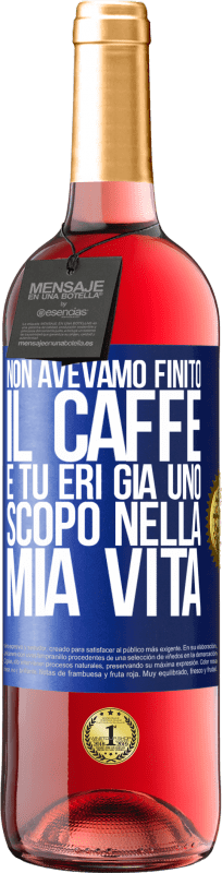 29,95 € | Vino rosato Edizione ROSÉ Non avevamo finito il caffè e tu eri già uno scopo nella mia vita Etichetta Blu. Etichetta personalizzabile Vino giovane Raccogliere 2025 Tempranillo