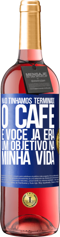 29,95 € | Vinho rosé Edição ROSÉ Não tínhamos terminado o café e você já era um objetivo na minha vida Etiqueta Azul. Etiqueta personalizável Vinho jovem Colheita 2025 Tempranillo