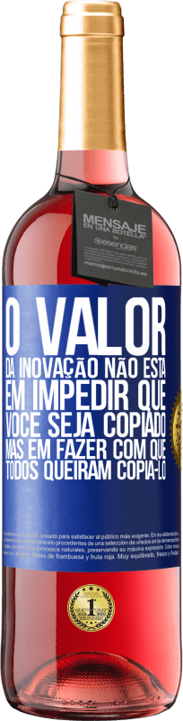 Envio grátis | Vinho rosé Edição ROSÉ O valor da inovação não está em impedir que você seja copiado, mas em fazer com que todos queiram copiá-lo Etiqueta Azul. Etiqueta personalizável Vinho jovem Colheita 2023 Tempranillo