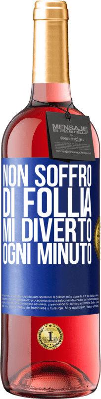 29,95 € Spedizione Gratuita | Vino rosato Edizione ROSÉ Non soffro di follia ... Mi diverto ogni minuto Etichetta Blu. Etichetta personalizzabile Vino giovane Raccogliere 2024 Tempranillo