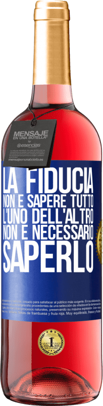 29,95 € Spedizione Gratuita | Vino rosato Edizione ROSÉ La fiducia non è sapere tutto l'uno dell'altro. Non è necessario saperlo Etichetta Blu. Etichetta personalizzabile Vino giovane Raccogliere 2025 Tempranillo