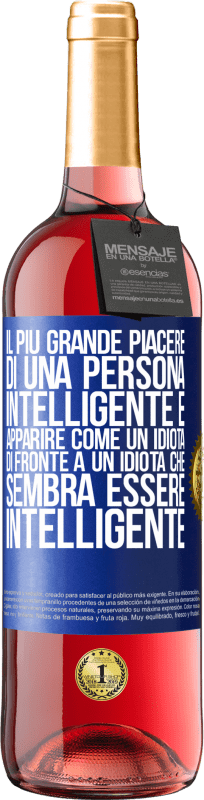 29,95 € Spedizione Gratuita | Vino rosato Edizione ROSÉ Il più grande piacere di una persona intelligente è apparire come un idiota di fronte a un idiota che sembra essere Etichetta Blu. Etichetta personalizzabile Vino giovane Raccogliere 2025 Tempranillo