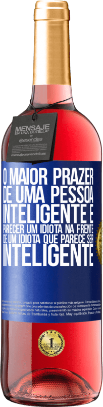 29,95 € Envio grátis | Vinho rosé Edição ROSÉ O maior prazer de uma pessoa inteligente é parecer um idiota na frente de um idiota que parece ser inteligente Etiqueta Azul. Etiqueta personalizável Vinho jovem Colheita 2025 Tempranillo