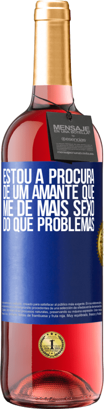 29,95 € | Vinho rosé Edição ROSÉ Estou à procura de um amante que me dê mais sexo do que problemas Etiqueta Azul. Etiqueta personalizável Vinho jovem Colheita 2024 Tempranillo