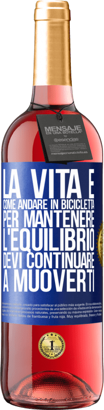 29,95 € Spedizione Gratuita | Vino rosato Edizione ROSÉ La vita è come andare in bicicletta. Per mantenere l'equilibrio devi continuare a muoverti Etichetta Blu. Etichetta personalizzabile Vino giovane Raccogliere 2025 Tempranillo