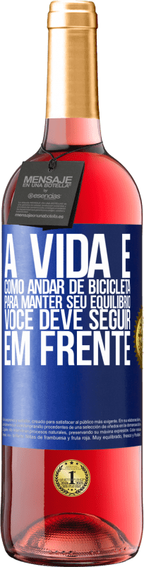 29,95 € Envio grátis | Vinho rosé Edição ROSÉ A vida é como andar de bicicleta. Para manter seu equilíbrio, você deve seguir em frente Etiqueta Azul. Etiqueta personalizável Vinho jovem Colheita 2023 Tempranillo