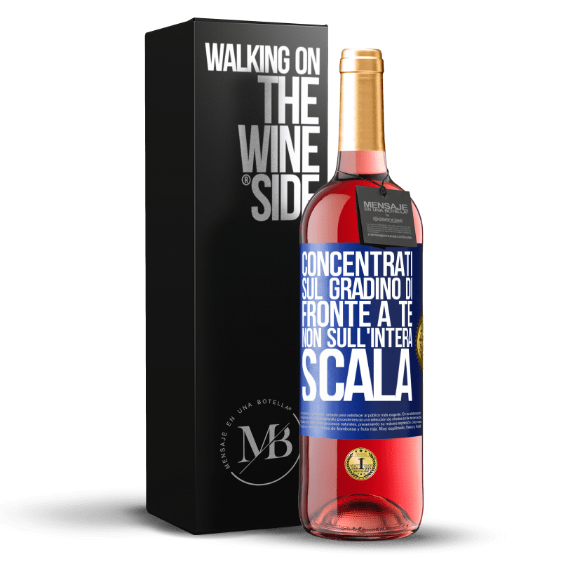 29,95 € Spedizione Gratuita | Vino rosato Edizione ROSÉ Concentrati sul gradino di fronte a te, non sull'intera scala Etichetta Blu. Etichetta personalizzabile Vino giovane Raccogliere 2024 Tempranillo