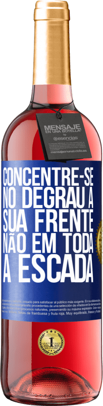 «Concentre-se no degrau à sua frente, não em toda a escada» Edição ROSÉ