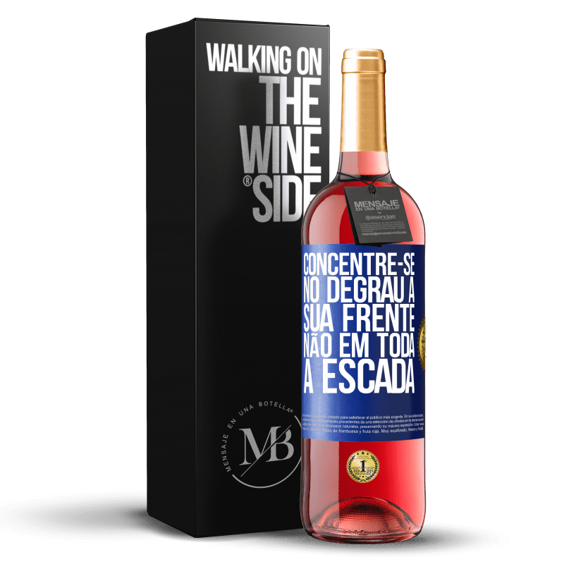29,95 € Envio grátis | Vinho rosé Edição ROSÉ Concentre-se no degrau à sua frente, não em toda a escada Etiqueta Azul. Etiqueta personalizável Vinho jovem Colheita 2023 Tempranillo