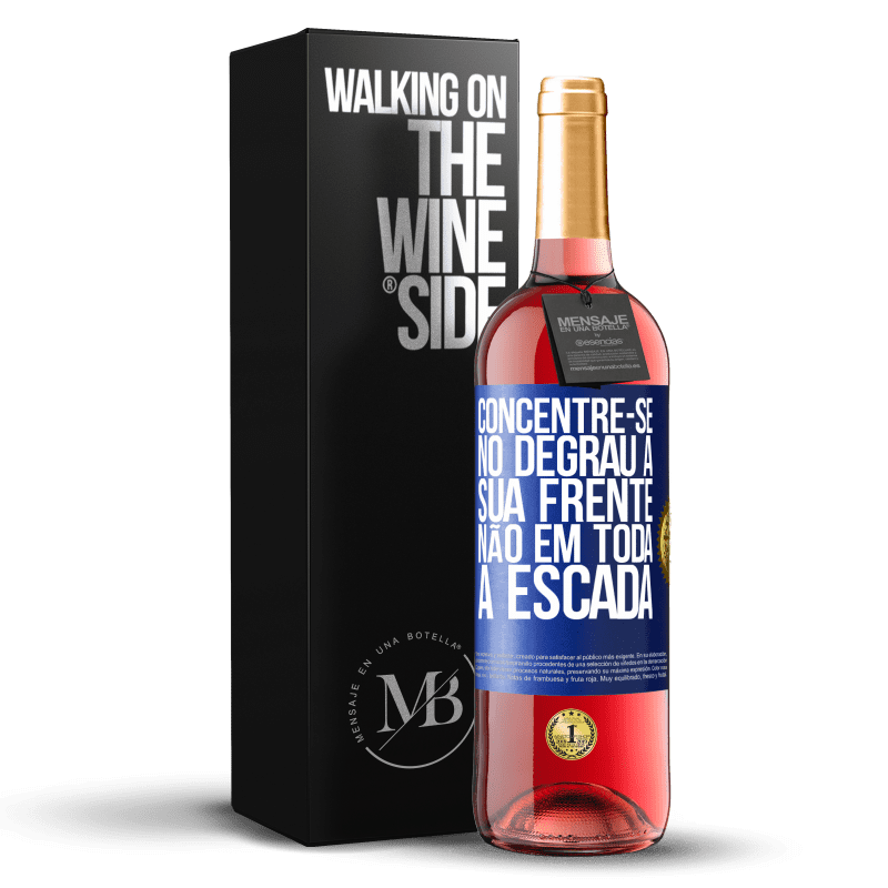 29,95 € Envio grátis | Vinho rosé Edição ROSÉ Concentre-se no degrau à sua frente, não em toda a escada Etiqueta Azul. Etiqueta personalizável Vinho jovem Colheita 2024 Tempranillo