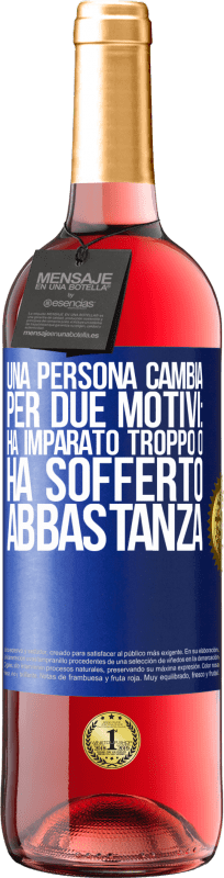 29,95 € Spedizione Gratuita | Vino rosato Edizione ROSÉ Una persona cambia per due motivi: ha imparato troppo o ha sofferto abbastanza Etichetta Blu. Etichetta personalizzabile Vino giovane Raccogliere 2025 Tempranillo