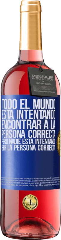 29,95 € Envío gratis | Vino Rosado Edición ROSÉ Todo el mundo está intentando encontrar a la persona correcta. Pero nadie está intentando ser la persona correcta Etiqueta Azul. Etiqueta personalizable Vino joven Cosecha 2023 Tempranillo