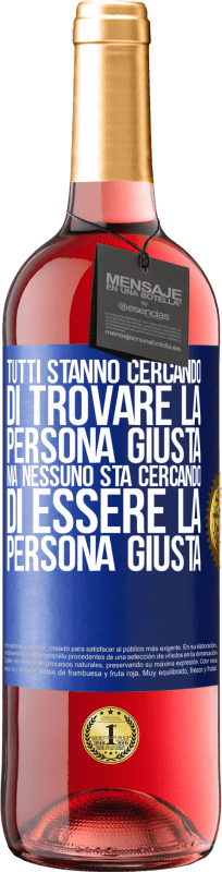 29,95 € Spedizione Gratuita | Vino rosato Edizione ROSÉ Tutti stanno cercando di trovare la persona giusta. Ma nessuno sta cercando di essere la persona giusta Etichetta Blu. Etichetta personalizzabile Vino giovane Raccogliere 2023 Tempranillo