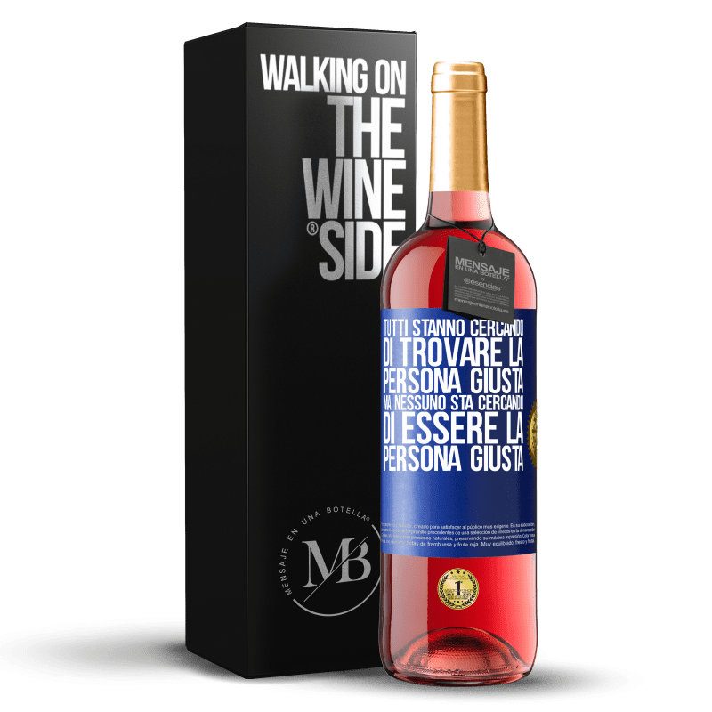 29,95 € Spedizione Gratuita | Vino rosato Edizione ROSÉ Tutti stanno cercando di trovare la persona giusta. Ma nessuno sta cercando di essere la persona giusta Etichetta Blu. Etichetta personalizzabile Vino giovane Raccogliere 2025 Tempranillo
