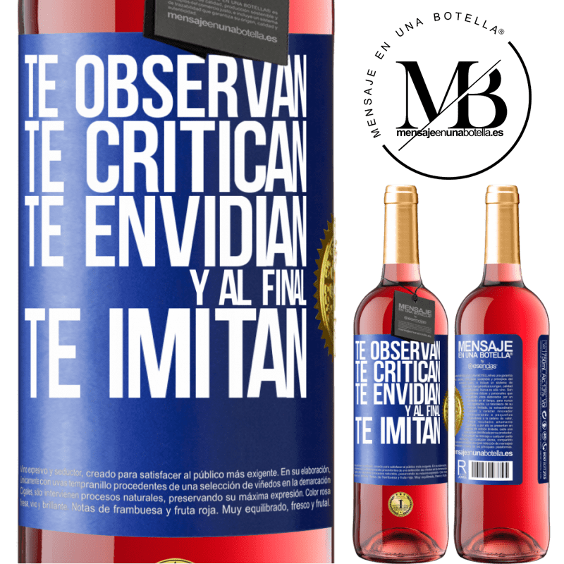 29,95 € Envío gratis | Vino Rosado Edición ROSÉ Te observan, te critican, te envidian… y al final, te imitan Etiqueta Azul. Etiqueta personalizable Vino joven Cosecha 2025 Tempranillo