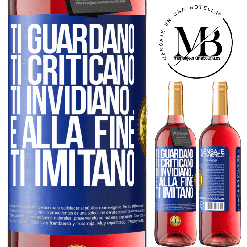 29,95 € Spedizione Gratuita | Vino rosato Edizione ROSÉ Ti guardano, ti criticano, ti invidiano ... e alla fine ti imitano Etichetta Blu. Etichetta personalizzabile Vino giovane Raccogliere 2025 Tempranillo