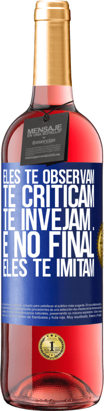 29,95 € Envio grátis | Vinho rosé Edição ROSÉ Eles te observam, te criticam, te invejam ... e no final, eles te imitam Etiqueta Azul. Etiqueta personalizável Vinho jovem Colheita 2025 Tempranillo