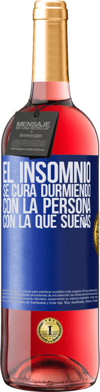 Envío gratis | Vino Rosado Edición ROSÉ El insomnio se cura durmiendo con la persona con la que sueñas Etiqueta Azul. Etiqueta personalizable Vino joven Cosecha 2023 Tempranillo