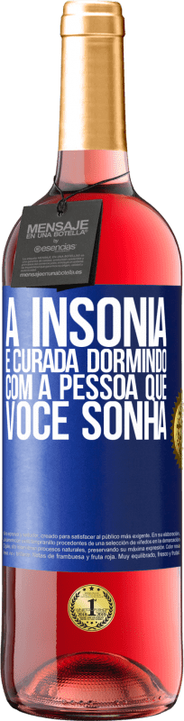 Envio grátis | Vinho rosé Edição ROSÉ A insônia é curada dormindo com a pessoa que você sonha Etiqueta Azul. Etiqueta personalizável Vinho jovem Colheita 2023 Tempranillo