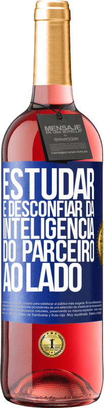 29,95 € Envio grátis | Vinho rosé Edição ROSÉ Estudar é desconfiar da inteligência do parceiro ao lado Etiqueta Azul. Etiqueta personalizável Vinho jovem Colheita 2025 Tempranillo