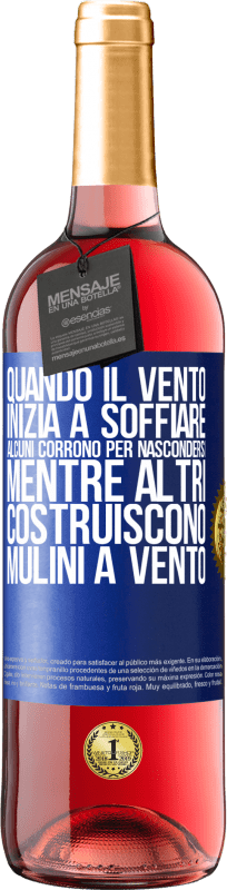 29,95 € Spedizione Gratuita | Vino rosato Edizione ROSÉ Quando il vento inizia a soffiare, alcuni corrono per nascondersi, mentre altri costruiscono mulini a vento Etichetta Blu. Etichetta personalizzabile Vino giovane Raccogliere 2025 Tempranillo