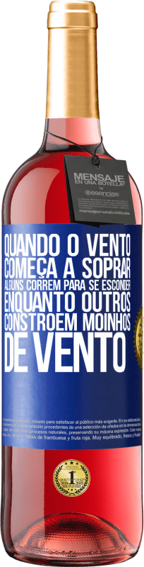 29,95 € Envio grátis | Vinho rosé Edição ROSÉ Quando o vento começa a soprar, alguns correm para se esconder, enquanto outros constroem moinhos de vento Etiqueta Azul. Etiqueta personalizável Vinho jovem Colheita 2024 Tempranillo