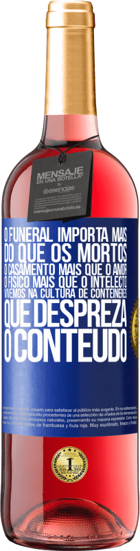 29,95 € | Vinho rosé Edição ROSÉ O funeral importa mais do que os mortos, o casamento mais que o amor, o físico mais que o intelecto. Vivemos na cultura de Etiqueta Azul. Etiqueta personalizável Vinho jovem Colheita 2024 Tempranillo