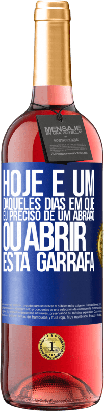 29,95 € | Vinho rosé Edição ROSÉ Hoje é um daqueles dias em que eu preciso de um abraço, ou abrir esta garrafa Etiqueta Azul. Etiqueta personalizável Vinho jovem Colheita 2024 Tempranillo