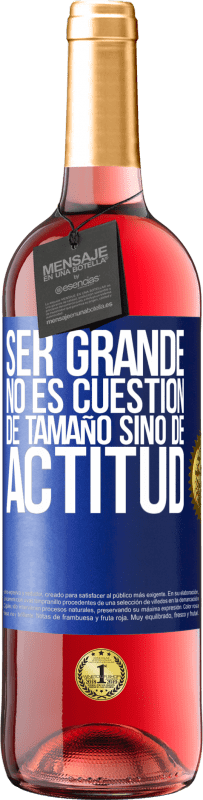 29,95 € Envío gratis | Vino Rosado Edición ROSÉ Ser grande no es cuestión de tamaño, sino de actitud Etiqueta Azul. Etiqueta personalizable Vino joven Cosecha 2023 Tempranillo