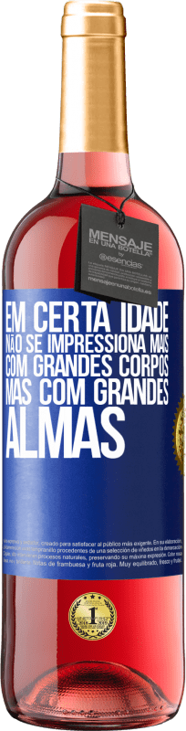 29,95 € | Vinho rosé Edição ROSÉ Em certa idade, não se impressiona mais com grandes corpos, mas com grandes almas Etiqueta Azul. Etiqueta personalizável Vinho jovem Colheita 2025 Tempranillo