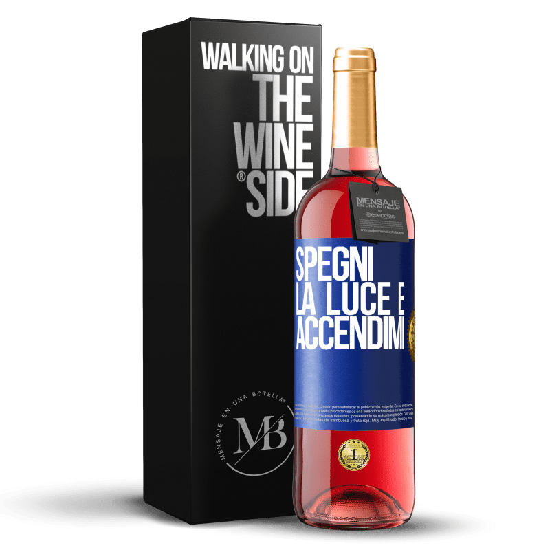 29,95 € Spedizione Gratuita | Vino rosato Edizione ROSÉ Spegni la luce e accendimi Etichetta Blu. Etichetta personalizzabile Vino giovane Raccogliere 2024 Tempranillo