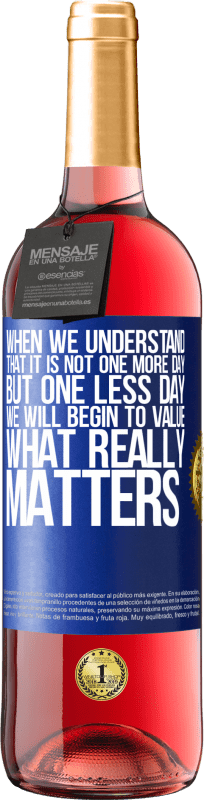 29,95 € | Rosé Wine ROSÉ Edition When we understand that it is not one more day but one less day, we will begin to value what really matters Blue Label. Customizable label Young wine Harvest 2023 Tempranillo