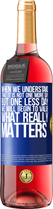 29,95 € | Rosé Wine ROSÉ Edition When we understand that it is not one more day but one less day, we will begin to value what really matters Blue Label. Customizable label Young wine Harvest 2024 Tempranillo