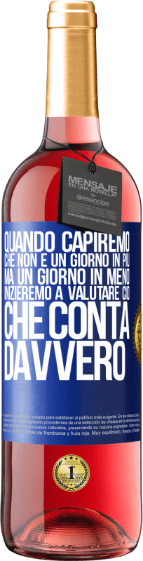 29,95 € | Vino rosato Edizione ROSÉ Quando capiremo che non è un giorno in più, ma un giorno in meno, inizieremo a valutare ciò che conta davvero Etichetta Blu. Etichetta personalizzabile Vino giovane Raccogliere 2024 Tempranillo