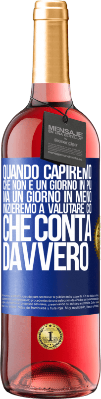 29,95 € | Vino rosato Edizione ROSÉ Quando capiremo che non è un giorno in più, ma un giorno in meno, inizieremo a valutare ciò che conta davvero Etichetta Blu. Etichetta personalizzabile Vino giovane Raccogliere 2025 Tempranillo