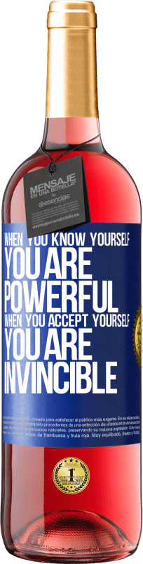 29,95 € Бесплатная доставка | Розовое вино Издание ROSÉ Когда ты знаешь себя, ты силен. Когда вы принимаете себя, вы непобедимы Синяя метка. Настраиваемая этикетка Молодое вино Урожай 2023 Tempranillo