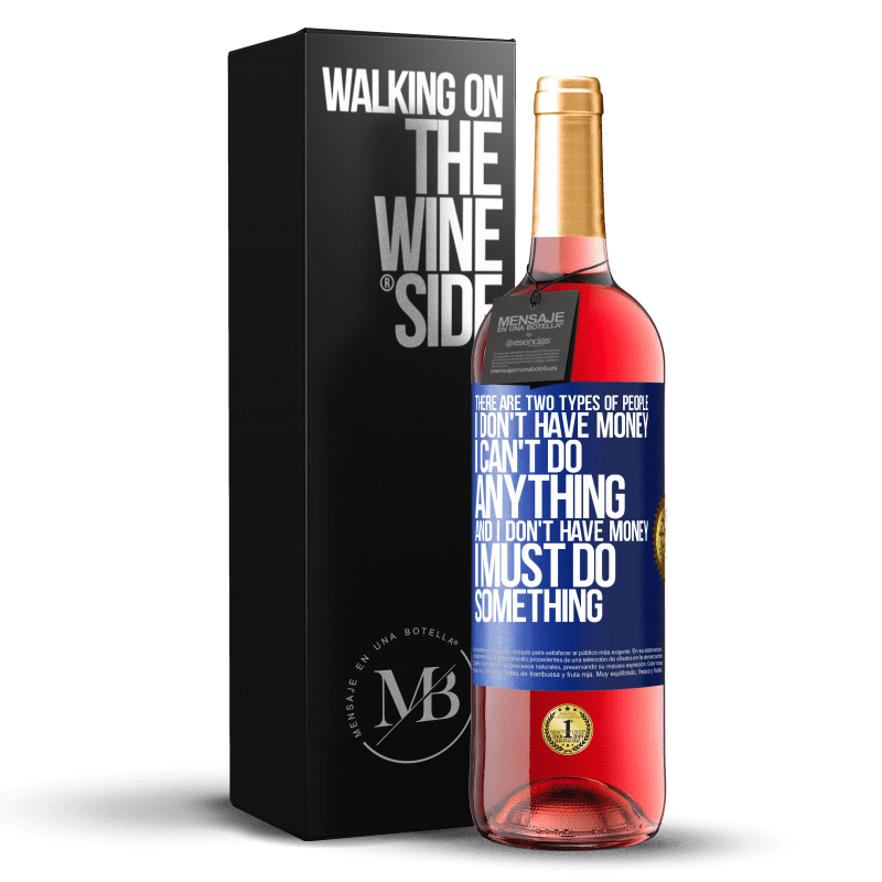 29,95 € Бесплатная доставка | Розовое вино Издание ROSÉ Есть два типа людей. «У меня нет денег, я ничего не могу сделать» и «У меня нет денег, я должен что-то делать» Синяя метка. Настраиваемая этикетка Молодое вино Урожай 2025 Tempranillo