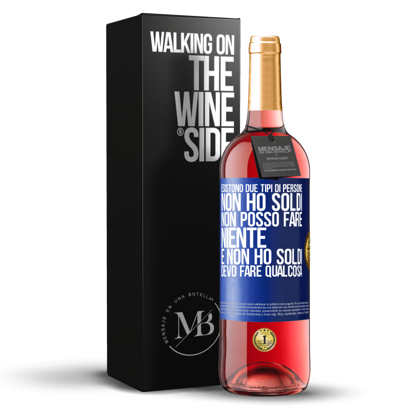 29,95 € Spedizione Gratuita | Vino rosato Edizione ROSÉ Esistono due tipi di persone. Non ho soldi, non posso fare niente e Non ho soldi, devo fare qualcosa Etichetta Blu. Etichetta personalizzabile Vino giovane Raccogliere 2024 Tempranillo