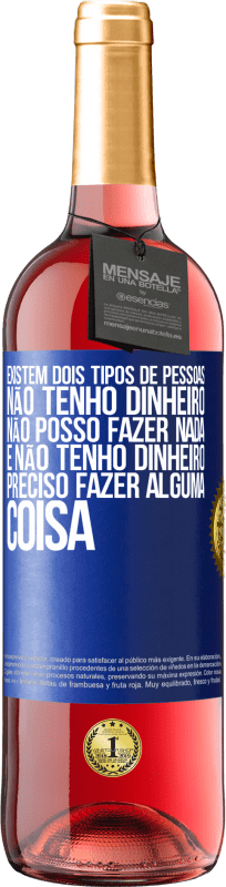 29,95 € | Vinho rosé Edição ROSÉ Existem dois tipos de pessoas. Não tenho dinheiro, não posso fazer nada e Não tenho dinheiro, preciso fazer alguma coisa Etiqueta Azul. Etiqueta personalizável Vinho jovem Colheita 2024 Tempranillo