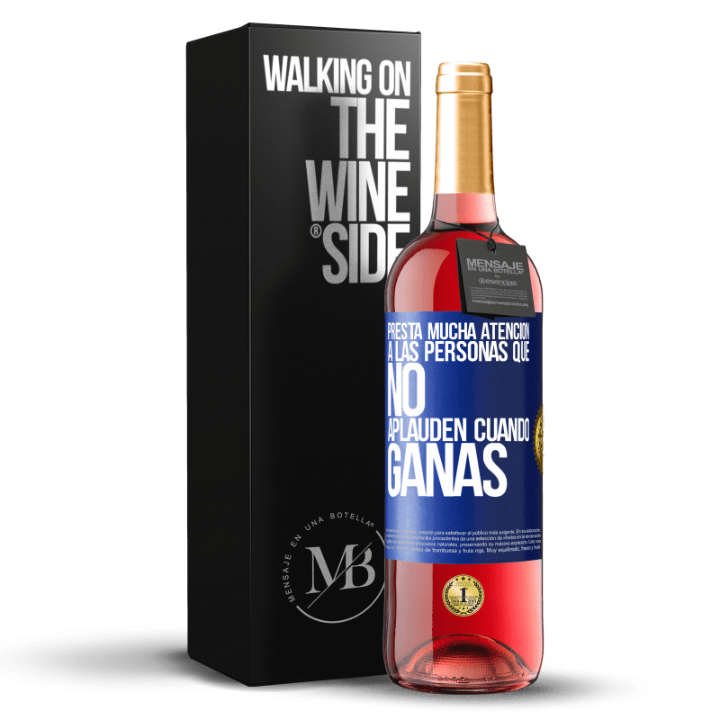 29,95 € Envío gratis | Vino Rosado Edición ROSÉ Presta mucha atención a las personas que no aplauden cuando ganas Etiqueta Azul. Etiqueta personalizable Vino joven Cosecha 2025 Tempranillo