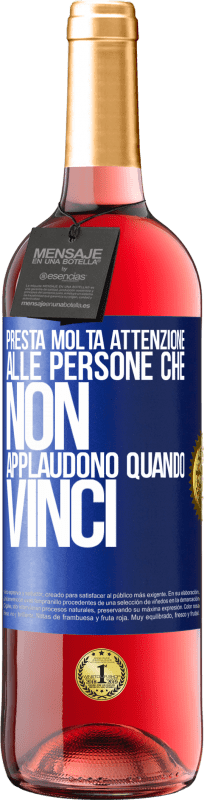 29,95 € | Vino rosato Edizione ROSÉ Presta molta attenzione alle persone che non applaudono quando vinci Etichetta Blu. Etichetta personalizzabile Vino giovane Raccogliere 2024 Tempranillo