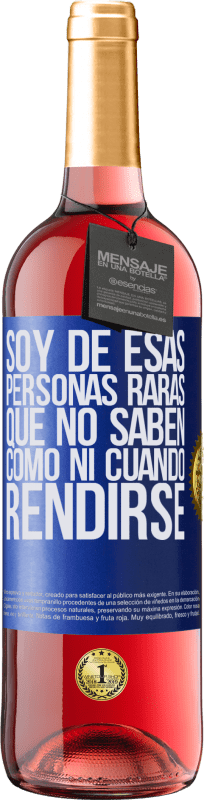 29,95 € | Vino Rosado Edición ROSÉ Soy de esas personas raras que no saben cómo ni cuándo rendirse Etiqueta Azul. Etiqueta personalizable Vino joven Cosecha 2024 Tempranillo