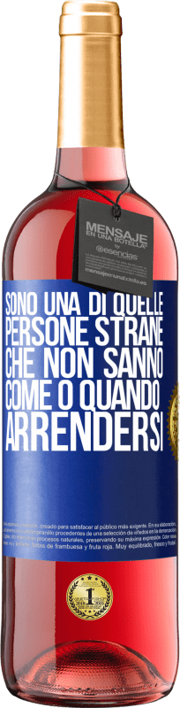 29,95 € | Vino rosato Edizione ROSÉ Sono una di quelle persone strane che non sanno come o quando arrendersi Etichetta Blu. Etichetta personalizzabile Vino giovane Raccogliere 2024 Tempranillo